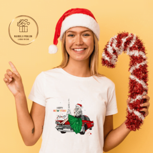 Žena sa kapom Deda Mraza i u beloj majici sa printom žene i ajfelove kule