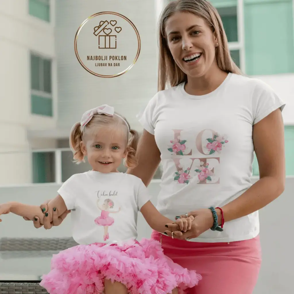 Majka i ćerka u belim majicama i roze suknjama smeše se